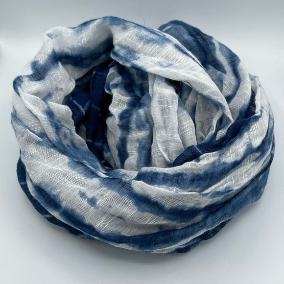 NWOT Gap Tie Dye Blue and White Cotton Gauze Infinity Circle Scarf - Picture 2 of 3